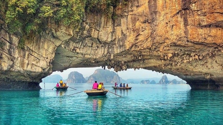 下龙湾小船