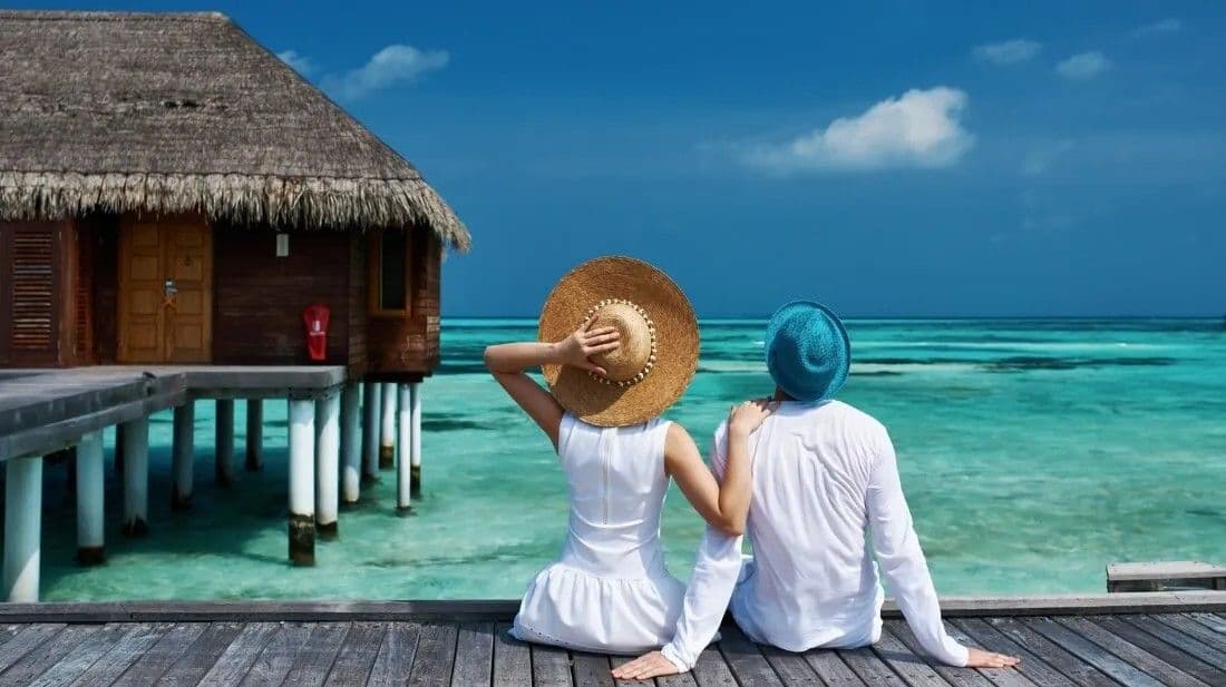 情侣在泰国海滩度假