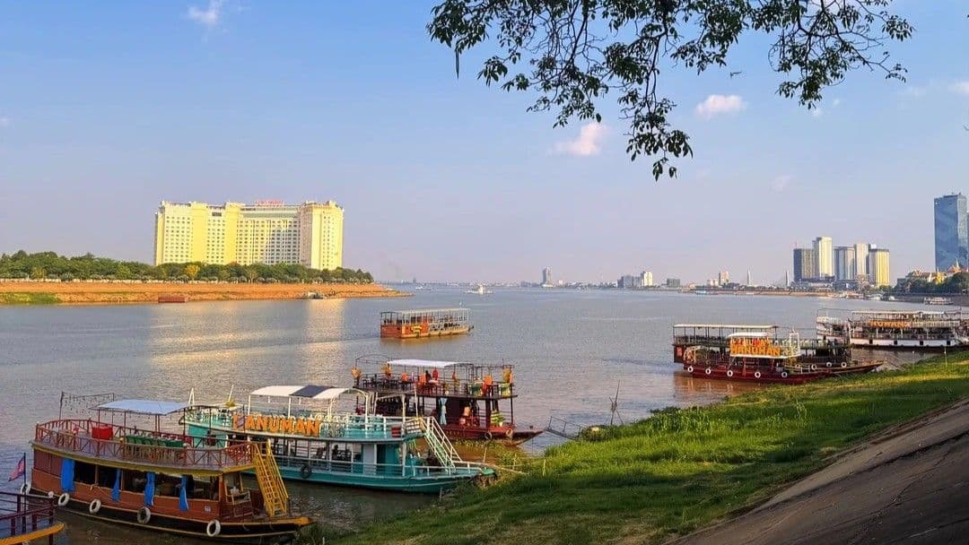 河畔游船