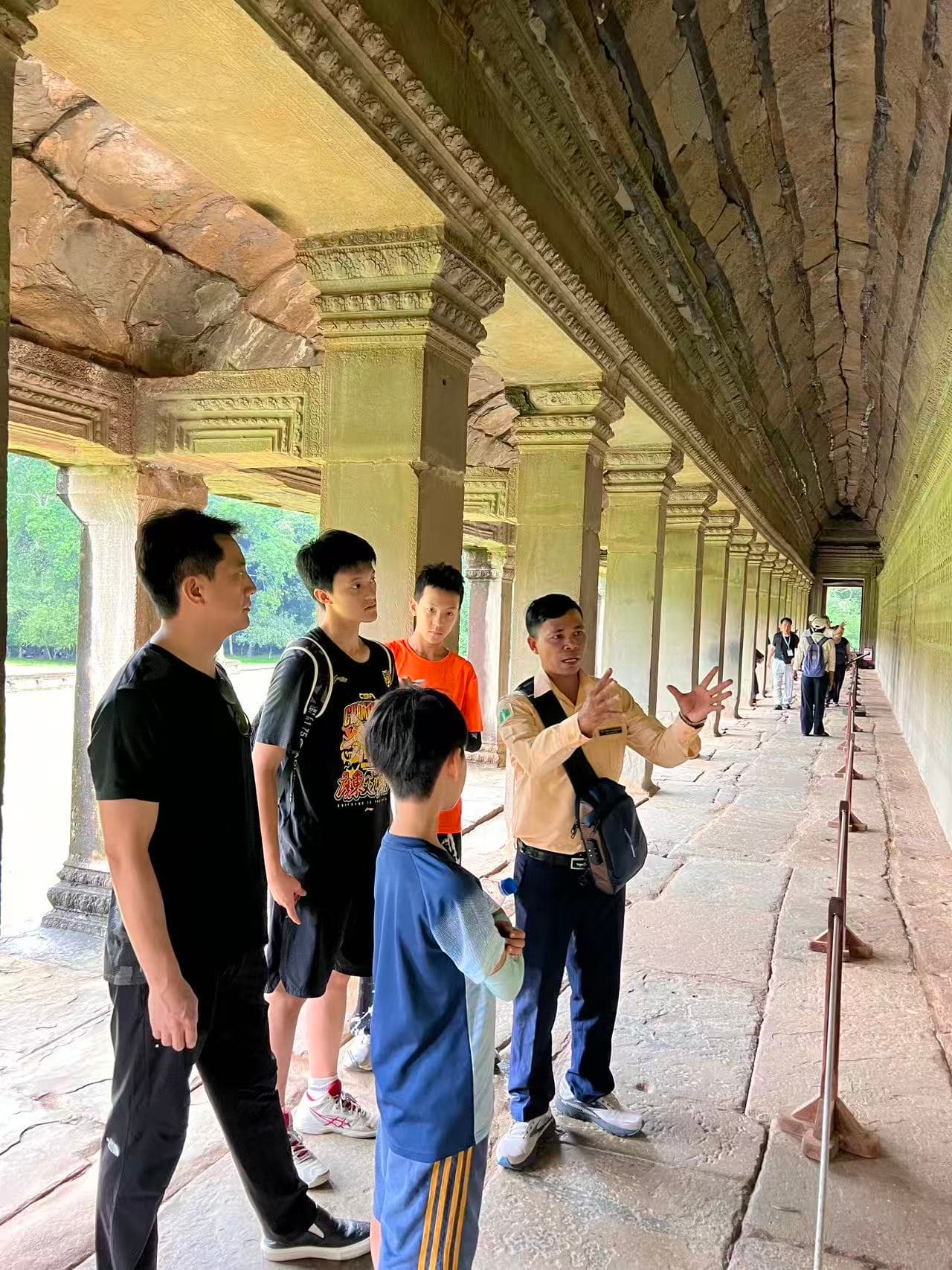 环亚导游在吴哥窟里面讲解